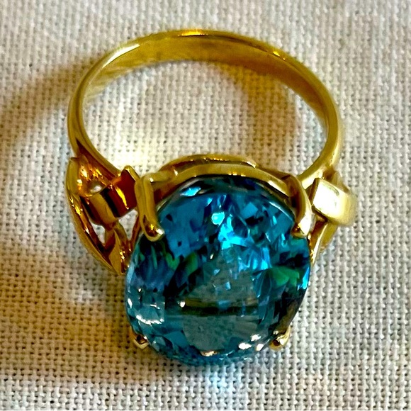 Jewelry - 18k Gold Blue Topaz Vintage Estate Ring